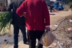 临沂网红大爷红衣哥吃瓜,趣味横生引网友热议